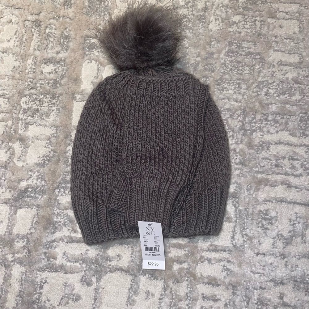 🏷️ 5 for $25 - NWT New York & Company Pom Pom Hat Set